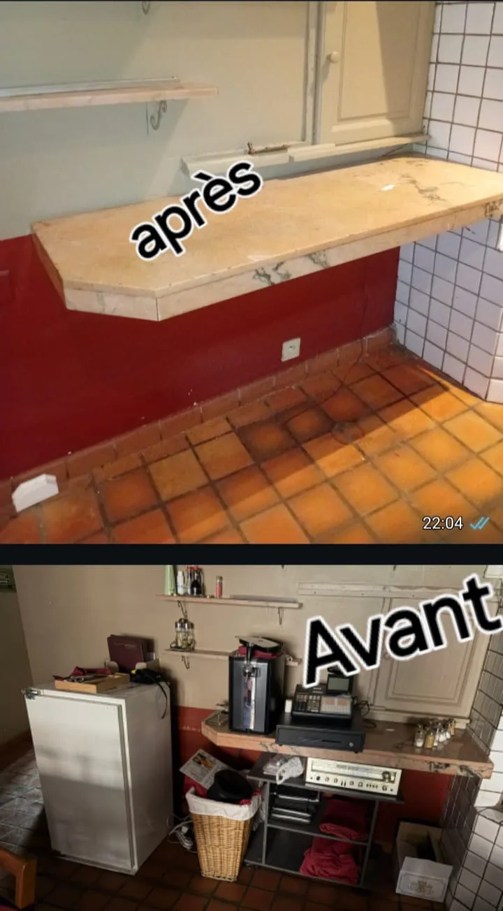 Avant / après : coin cuisine encombré de meubles et d'appareils, puis vidé