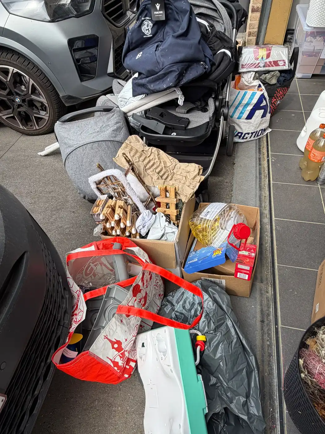 Encombrants et sacs de déchets entassés sur le trottoir avant enlèvement.