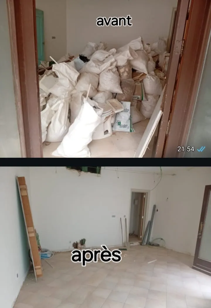 Avant / après : pièce remplie de sacs de gravats, puis entièrement vidée.