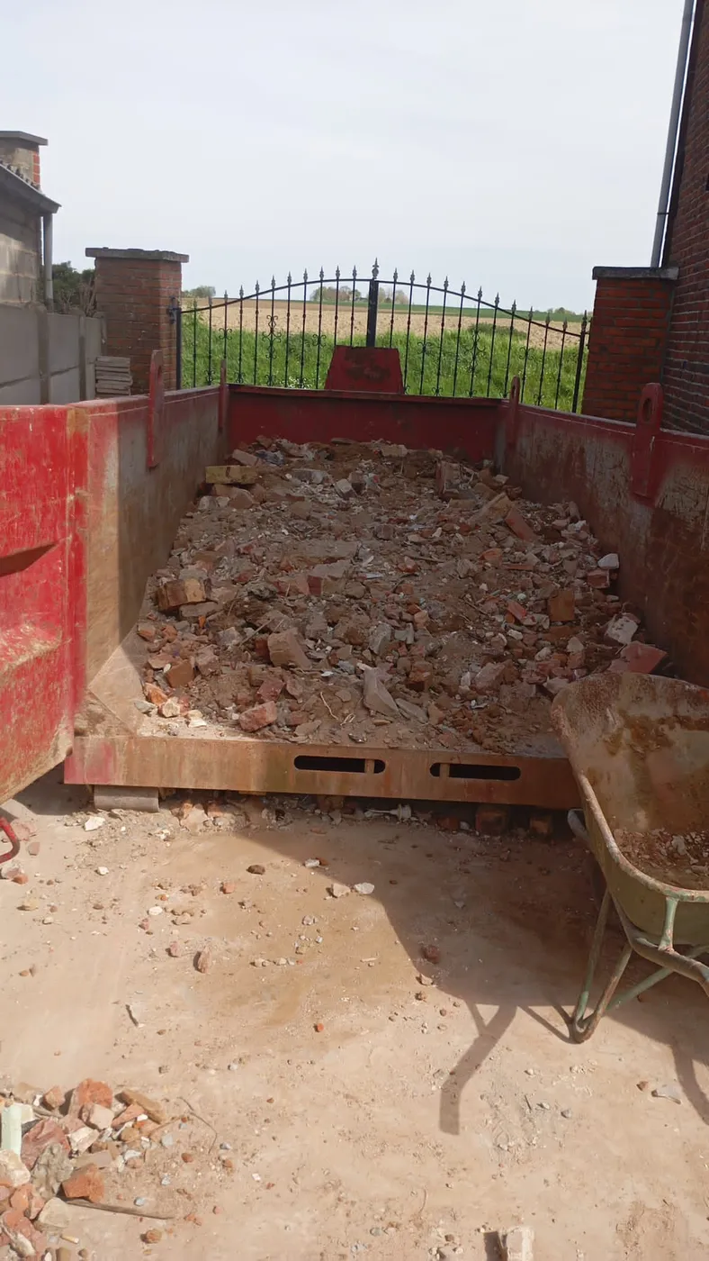 Benne remplie de gravats sur un chantier de démolition ELTOGROUP