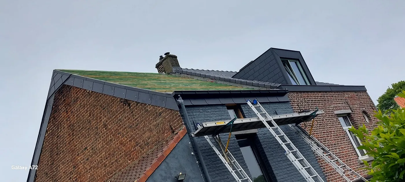 Chantier de toiture en ardoises avec échafaudage réalisé par ELTOGROUP