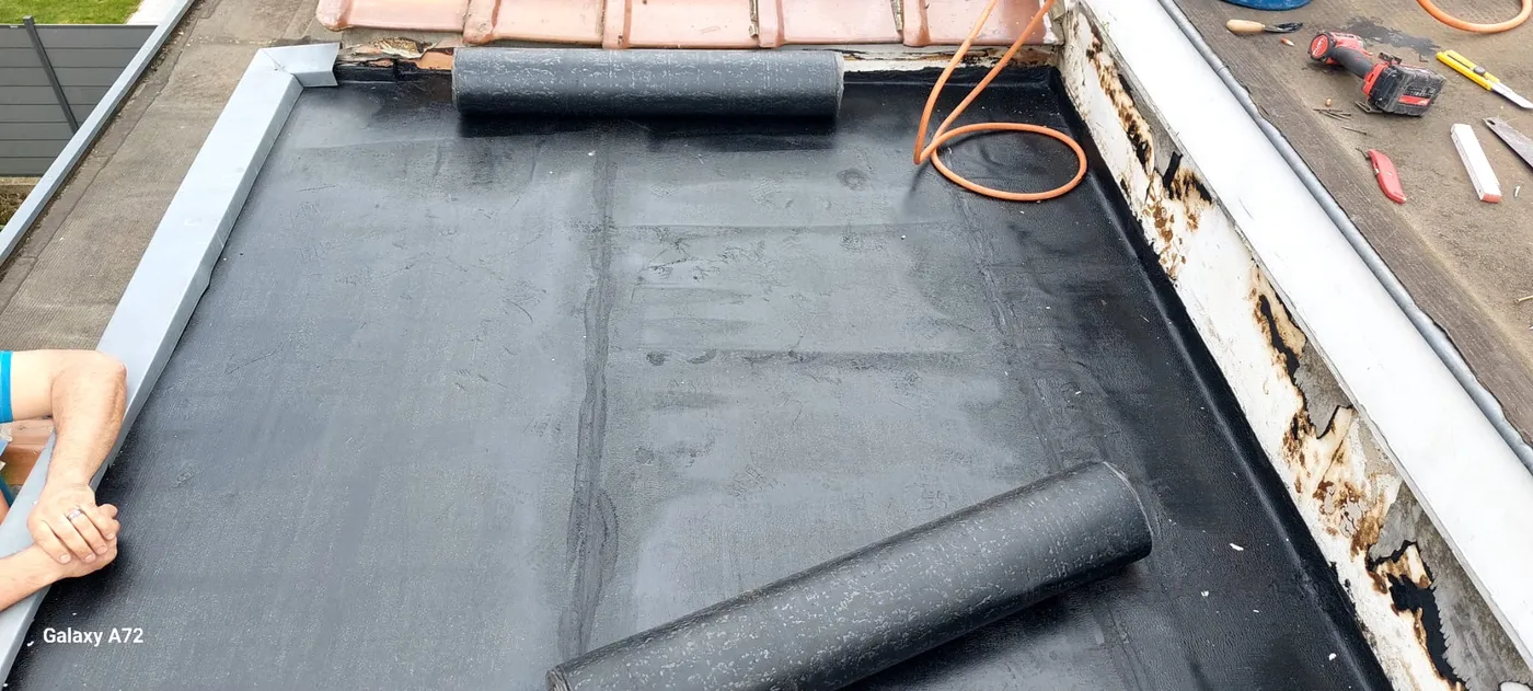 Pose d'étanchéité EPDM noire sur une toiture plate