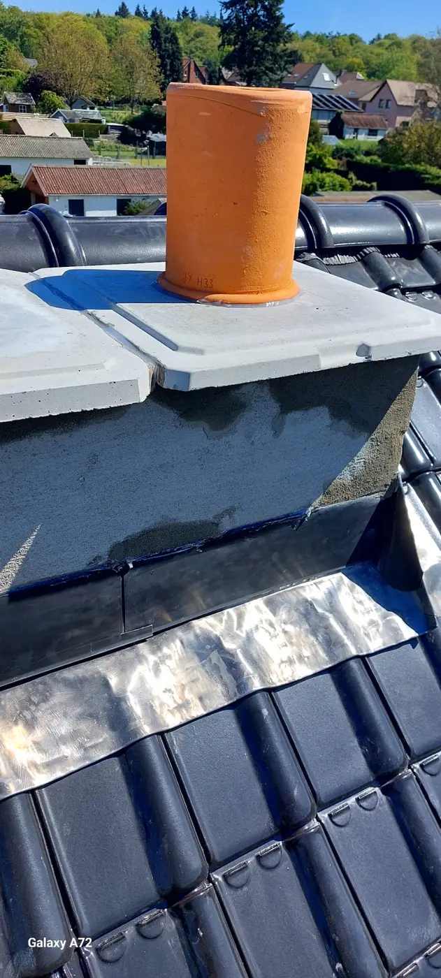 Solin de cheminée et zinguerie refaits sur une toiture.