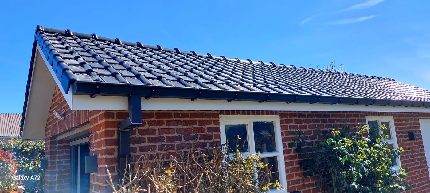 Toiture en tuiles noires neuves rénovée par ELTOGROUP